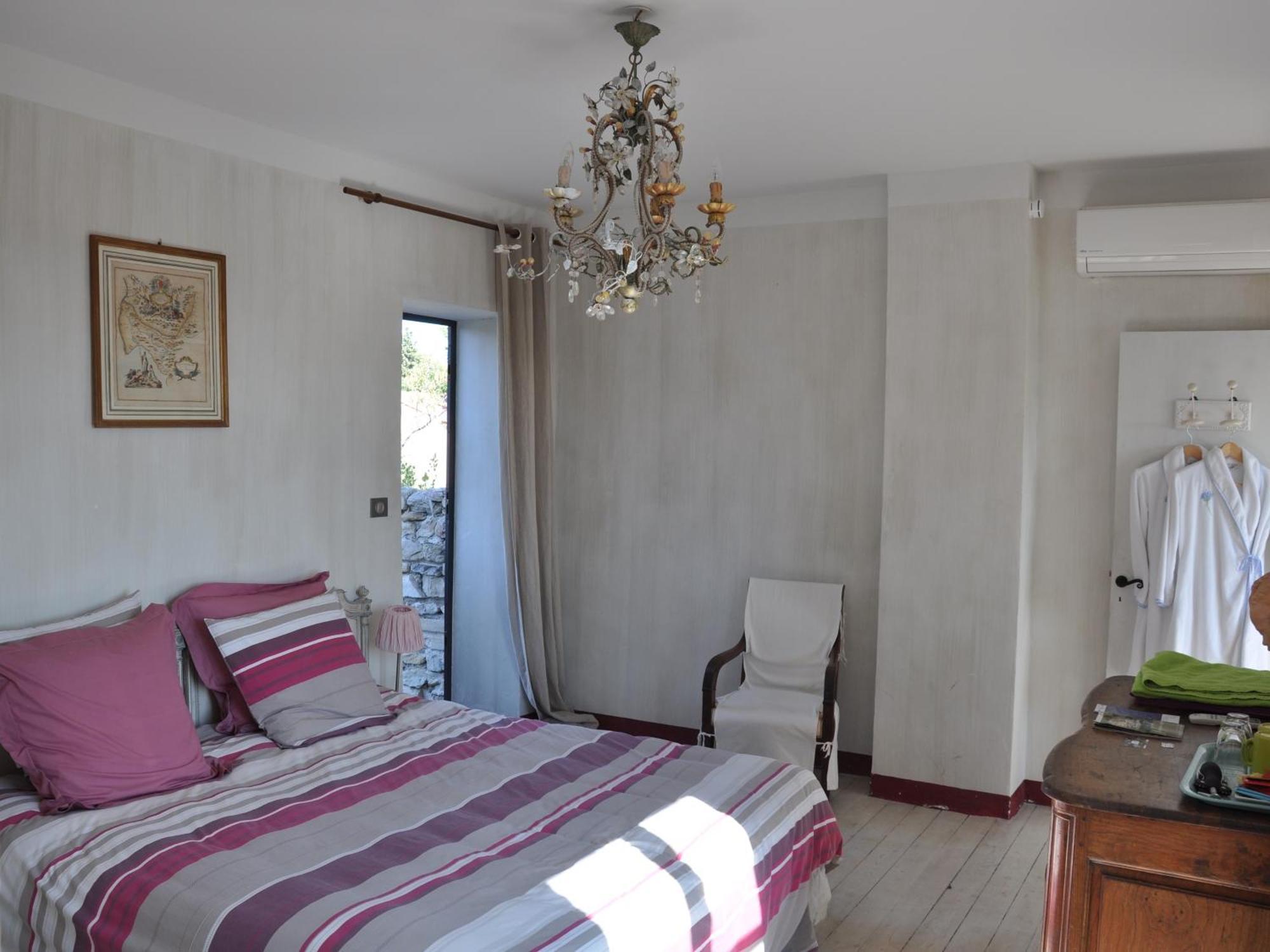 ヴィルヌーヴ・レ・ザヴィニョン メゾン オルシーニ Bed & Breakfast 部屋 写真