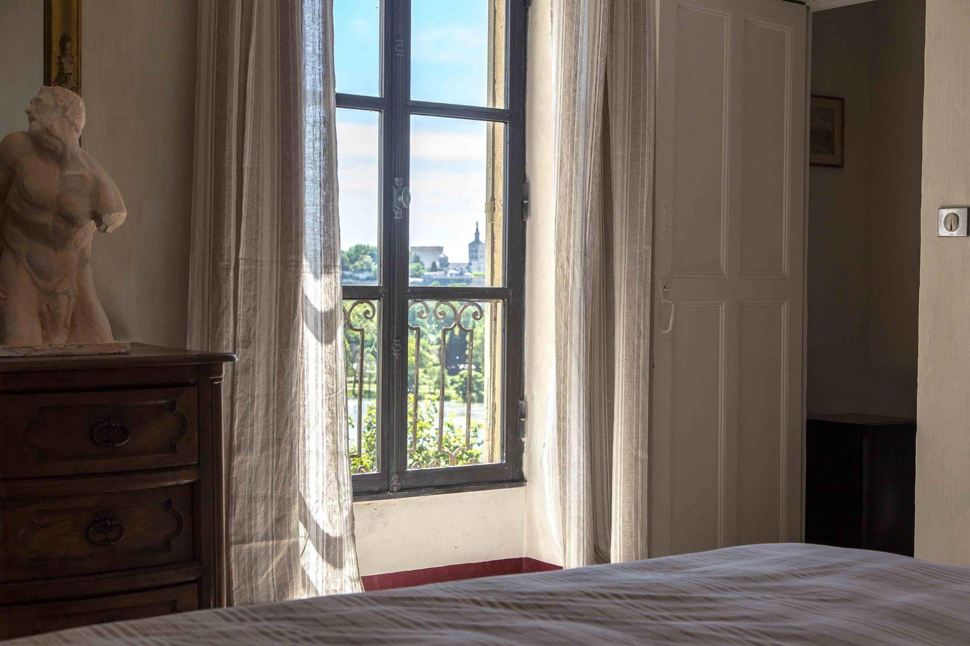 ヴィルヌーヴ・レ・ザヴィニョン メゾン オルシーニ Bed & Breakfast エクステリア 写真